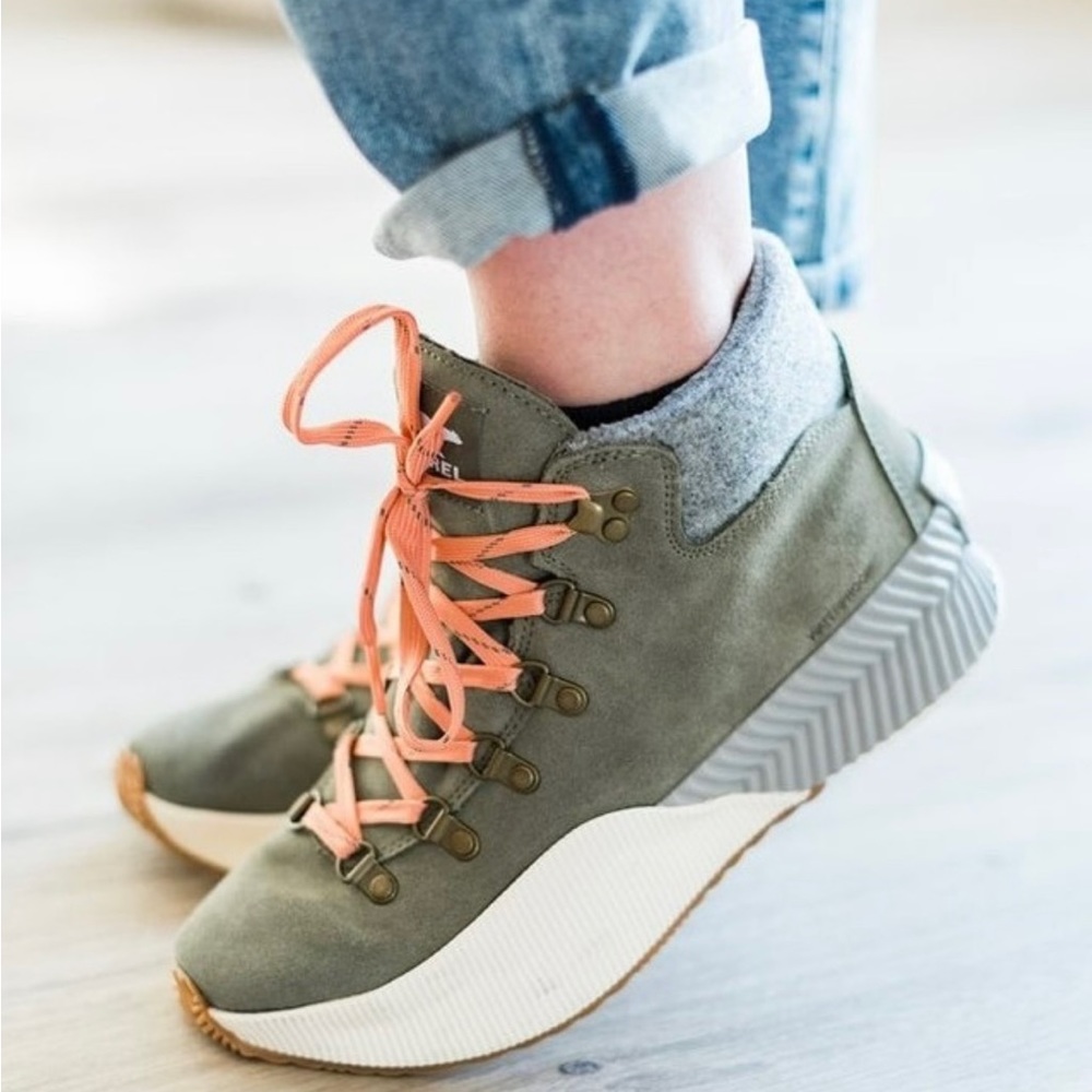 Out N About III Conquest waterproof boots by
Sorel. Stone Green size 9.5